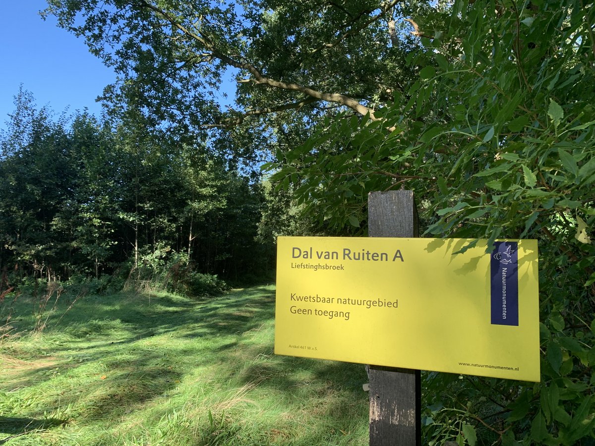 Bord met tekst: Dal van Ruiten A, Liefstinghsbroek. Kwetsbaar natuurgebied, geen toegang