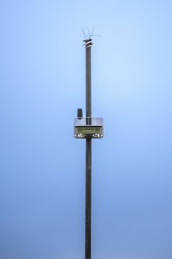 Sensor oneplanet aan paal